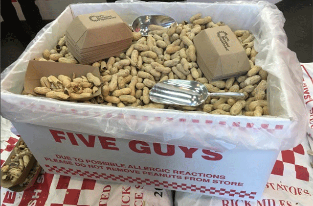 Les célèbres cacahuètes proposées avec les burgers Five Guys
