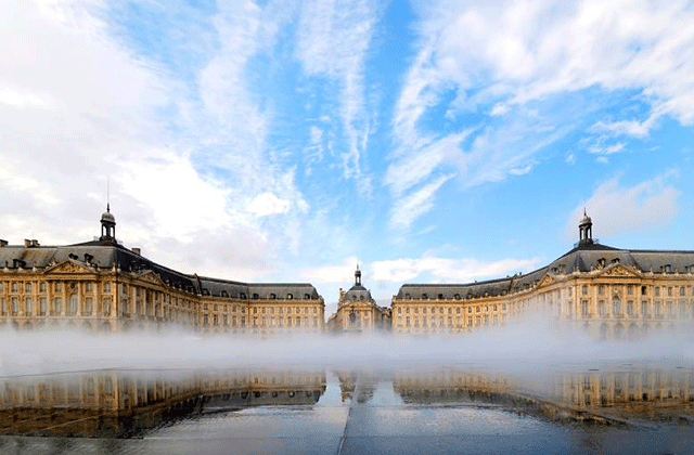 Effet de brouillard sur le miroir d'eau de la Place de la Bourse de Bordeaux